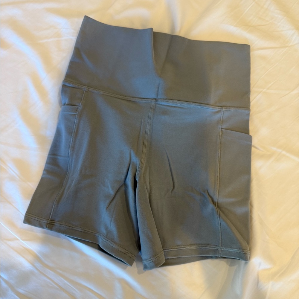 Athleta Salutation Stash 5” Short